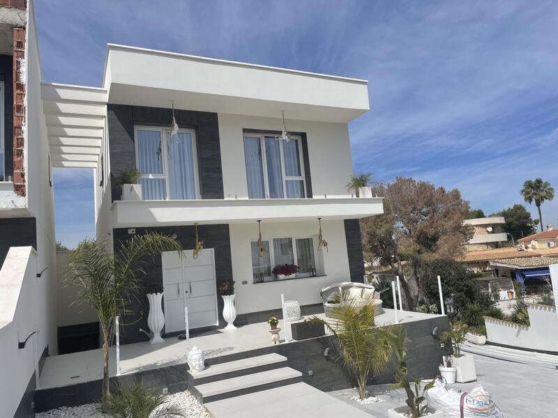 Villa til salg i Los Balcones, Alicante