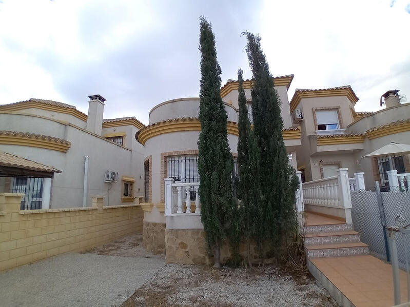 Villa til salgs i Los Montesinos, Alicante