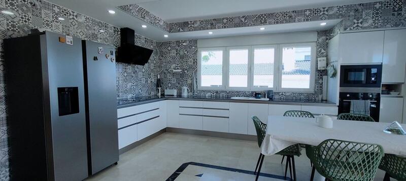 9 Cuarto Villa en venta