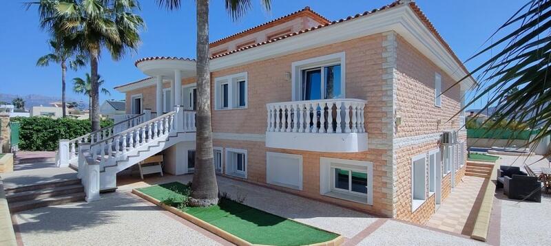 9 Cuarto Villa en venta