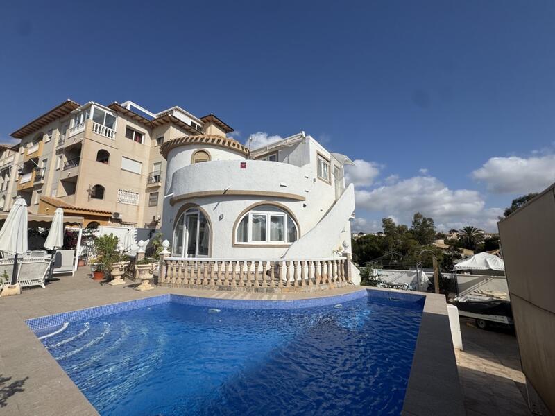Villa till salu i La Zenia, Alicante