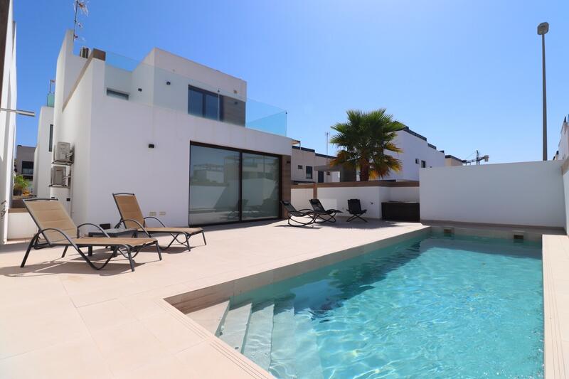 Villa en venta en Benijófar, Alicante