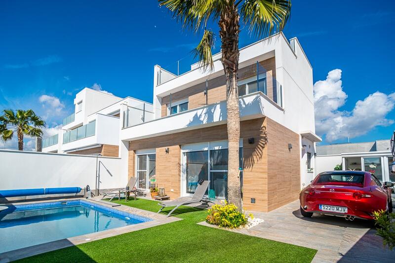 Villa for sale in Pilar de la Horadada, Alicante
