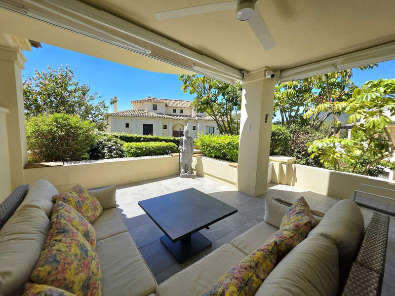 Apartamento en venta en Benahavis, Málaga