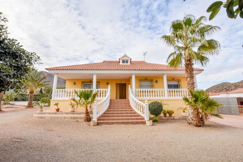 Villa for sale in Pilar de Jaravia, Almería