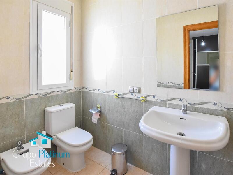 5 bedroom Townhouse for sale