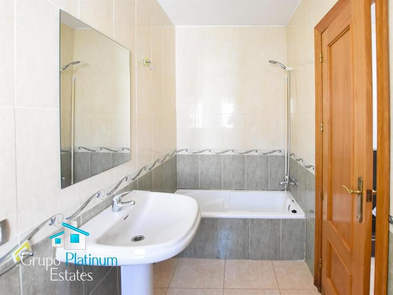 5 bedroom Townhouse for sale