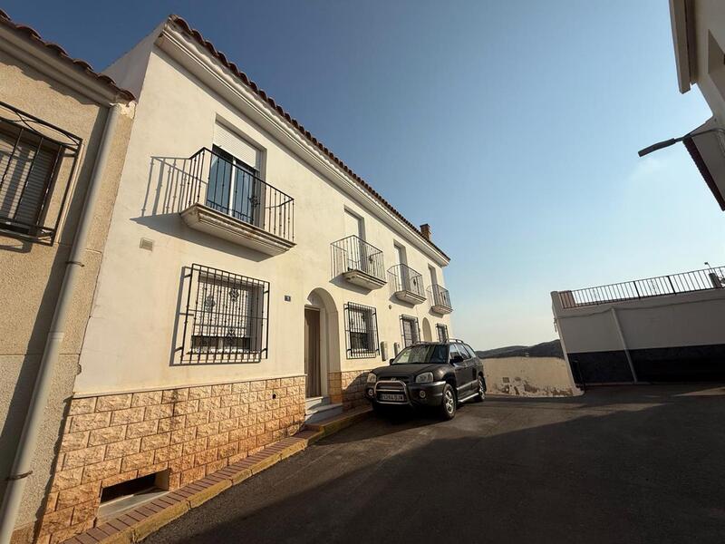 4 bedroom Townhouse for sale