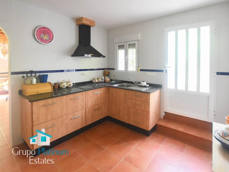 5 bedroom Townhouse for sale