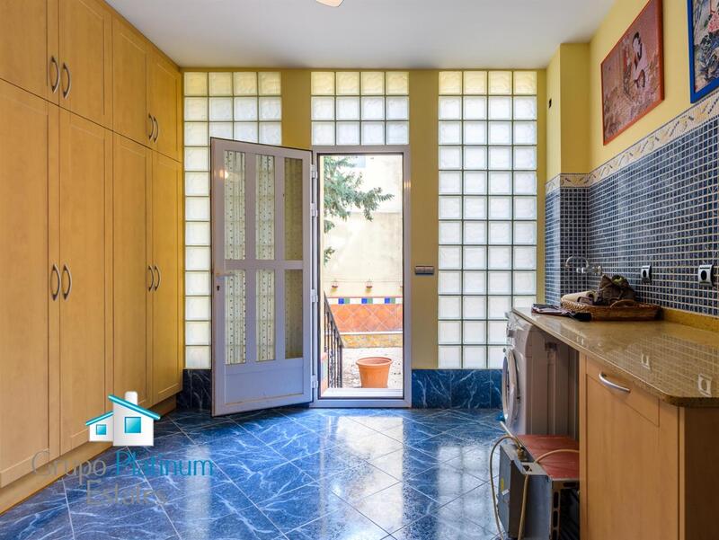 6 bedroom Villa for sale