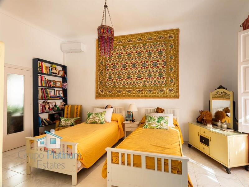 4 bedroom Townhouse for sale