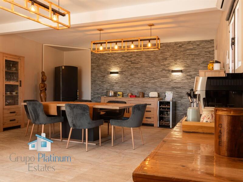 6 bedroom Villa for sale