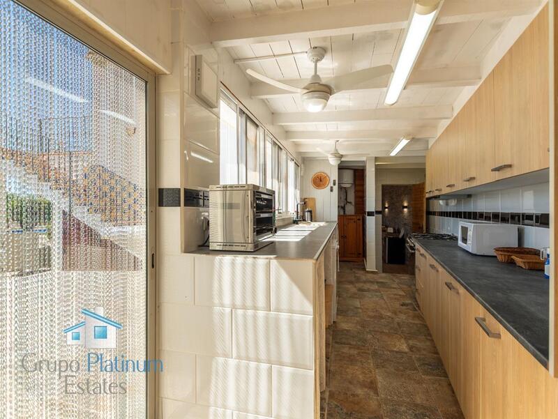 6 bedroom Villa for sale