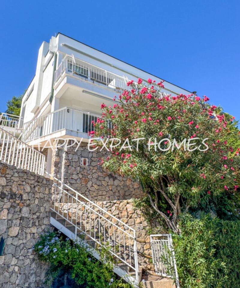 6 bedroom Villa for sale