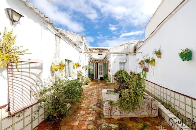 7 bedroom Townhouse for sale