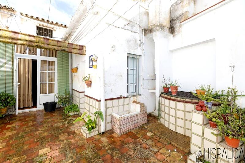 7 bedroom Townhouse for sale