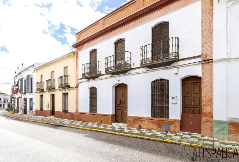 7 bedroom Townhouse for sale