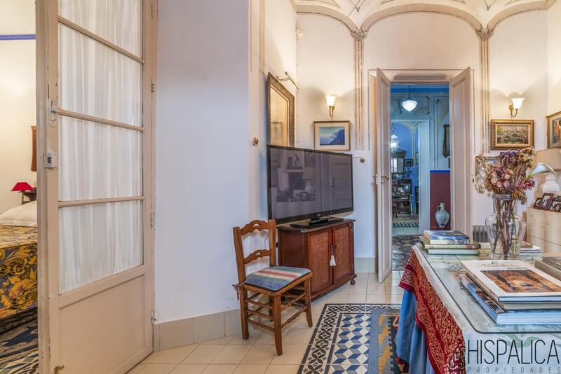 7 bedroom Townhouse for sale