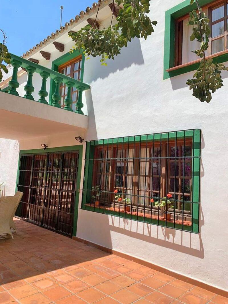 9 bedroom Villa for sale