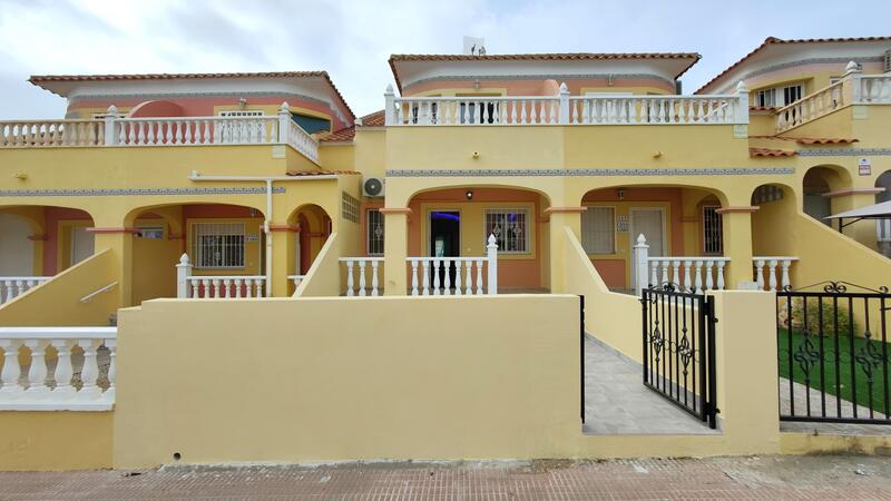 Stadthaus zu verkaufen in Orihuela Costa, Alicante