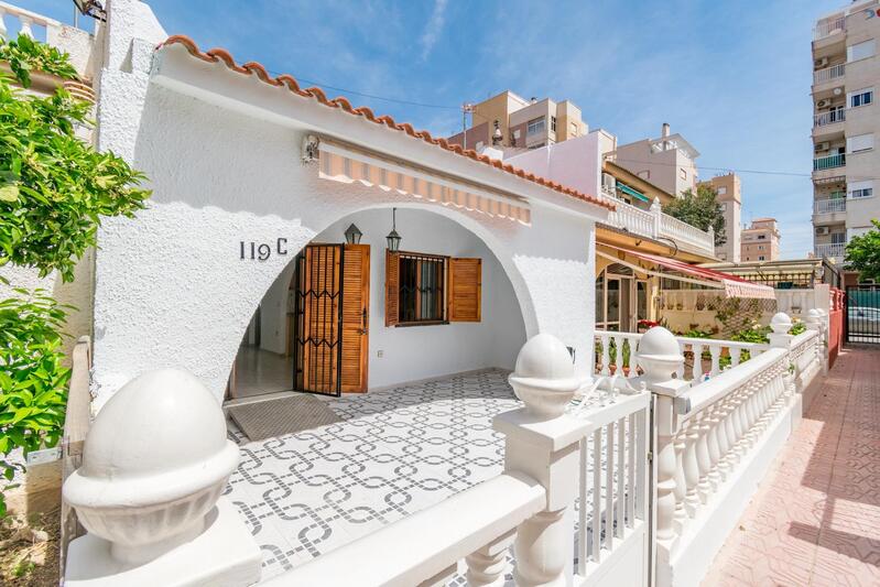 Villa en venta en Torrevieja, Alicante