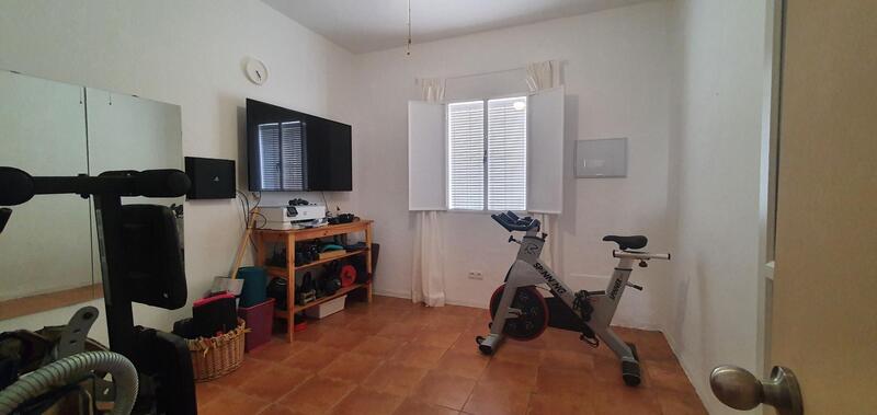 6 bedroom Townhouse for sale