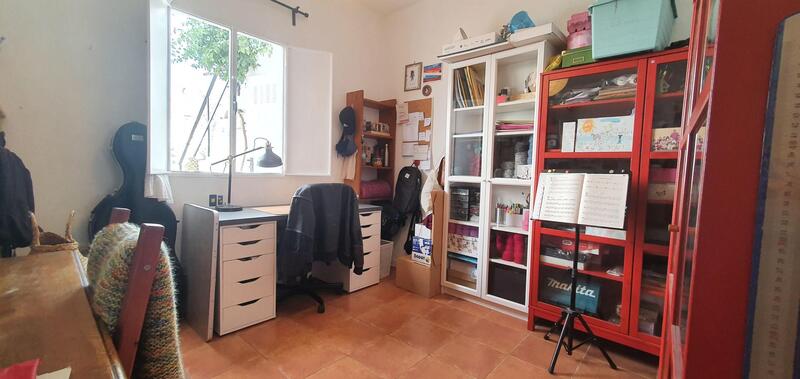 6 bedroom Townhouse for sale