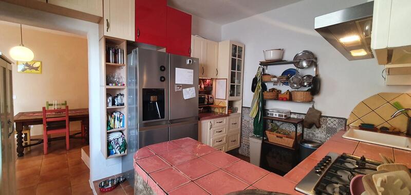 6 bedroom Townhouse for sale