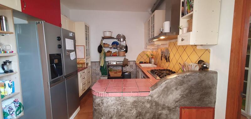 6 bedroom Townhouse for sale