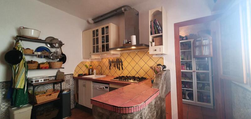 6 bedroom Townhouse for sale