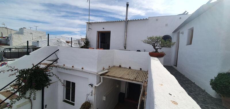 6 bedroom Townhouse for sale
