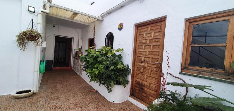 6 bedroom Townhouse for sale