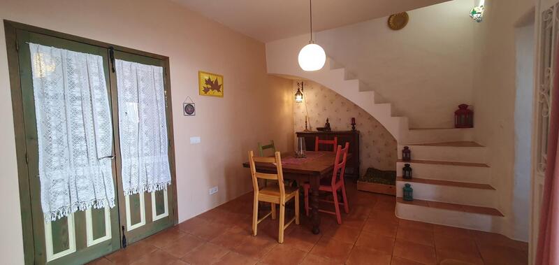 6 bedroom Townhouse for sale