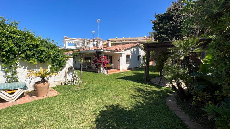 вилла продается в Las Chapas de Marbella, Málaga