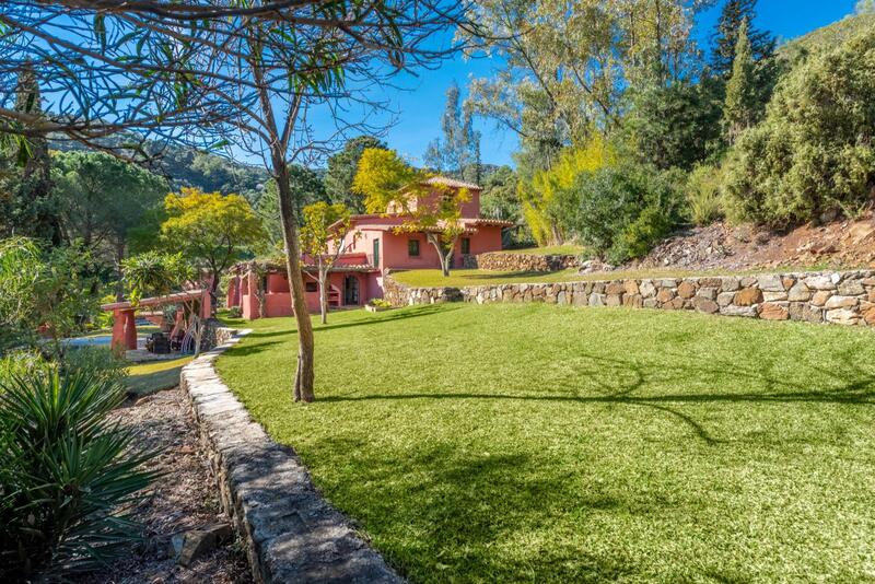 Villa for sale in Benahavis, Málaga