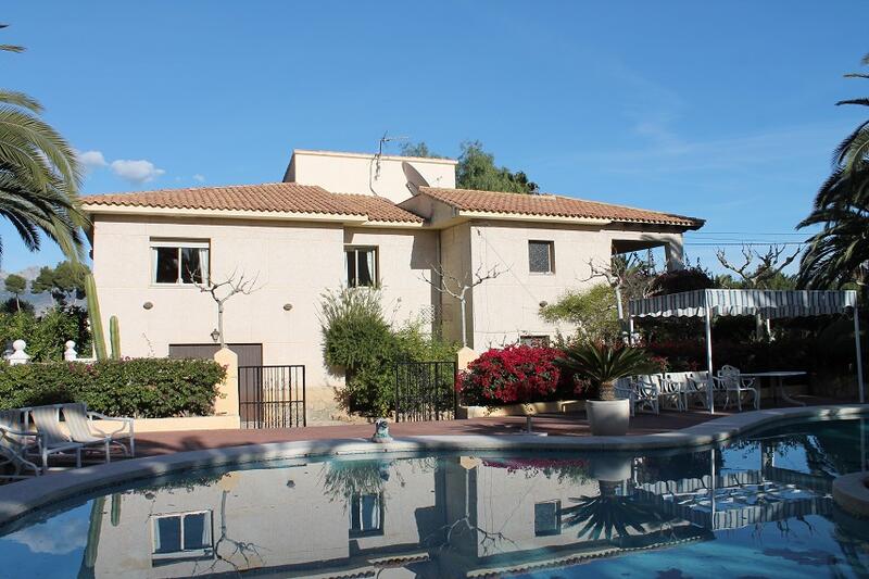 6 bedroom Villa for sale