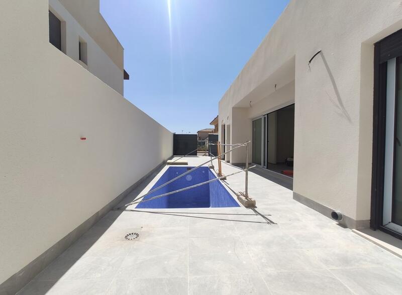 2 bedroom Townhouse for sale