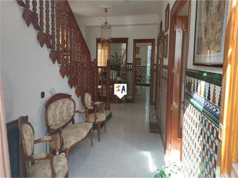 5 bedroom Townhouse for sale