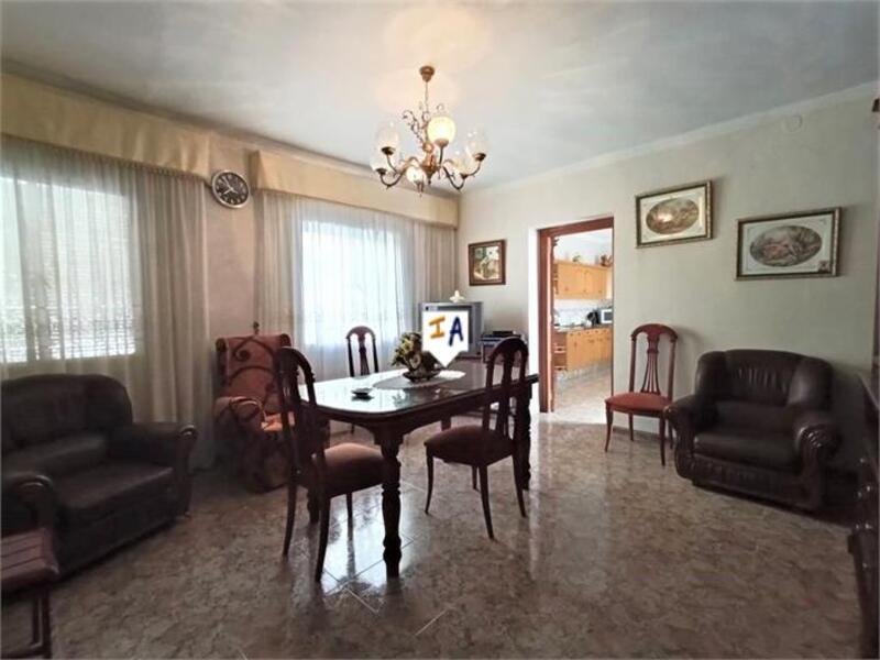 6 bedroom Townhouse for sale