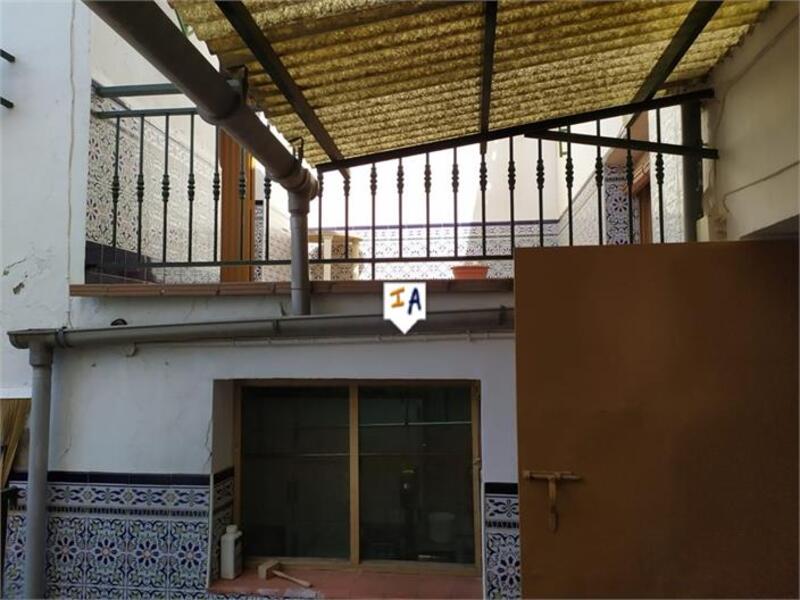 6 bedroom Townhouse for sale
