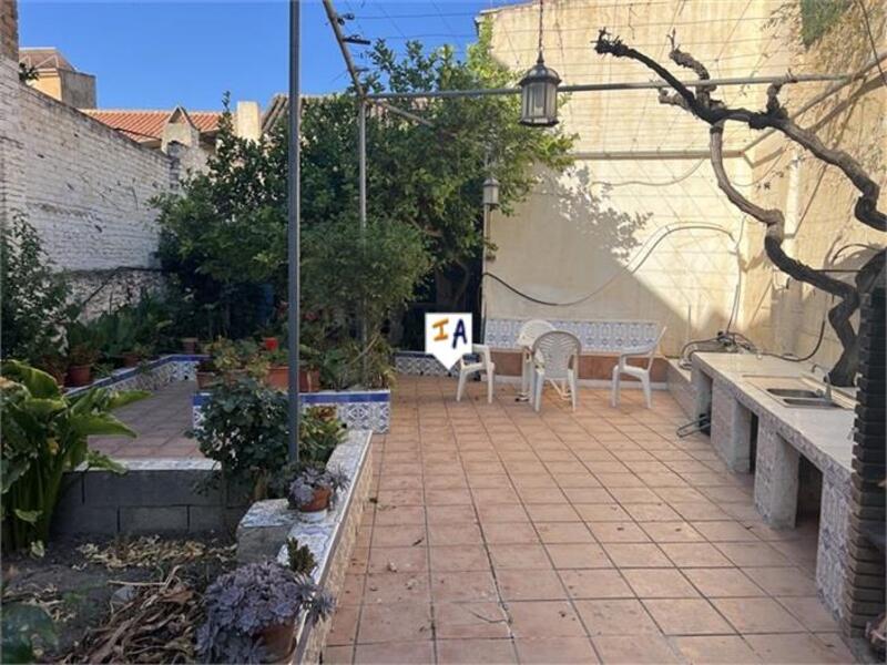 6 bedroom Townhouse for sale