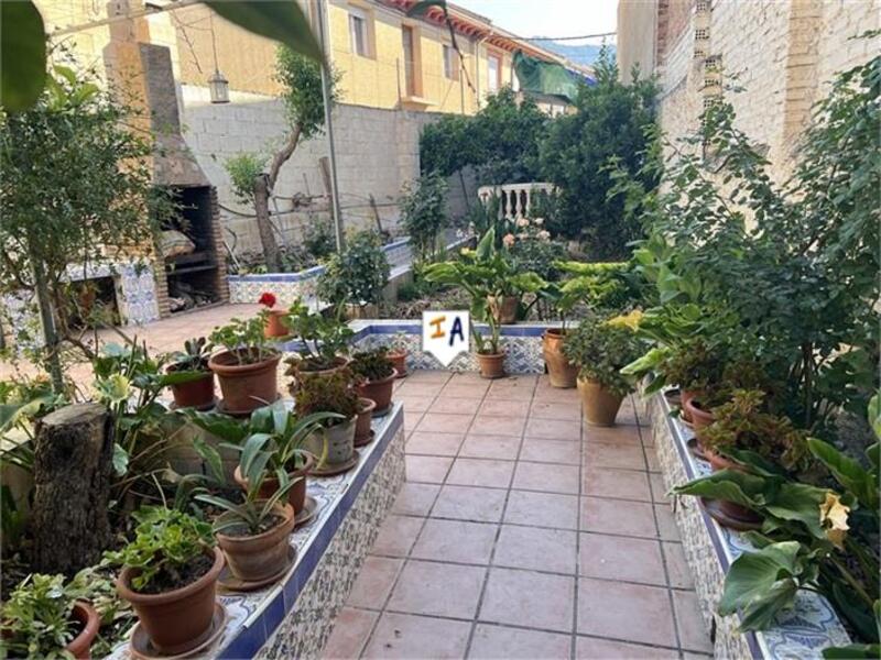 6 bedroom Townhouse for sale