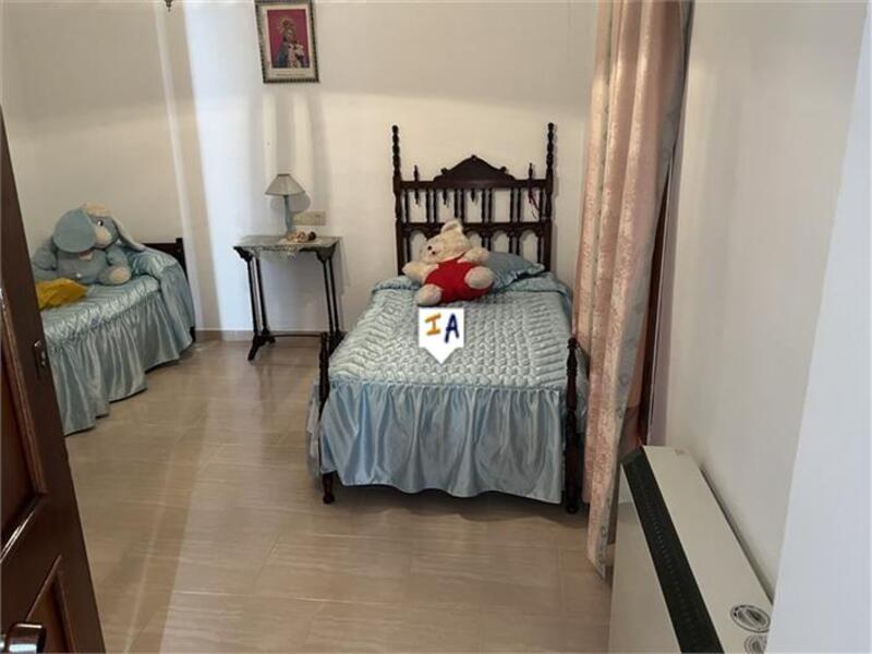 6 bedroom Townhouse for sale