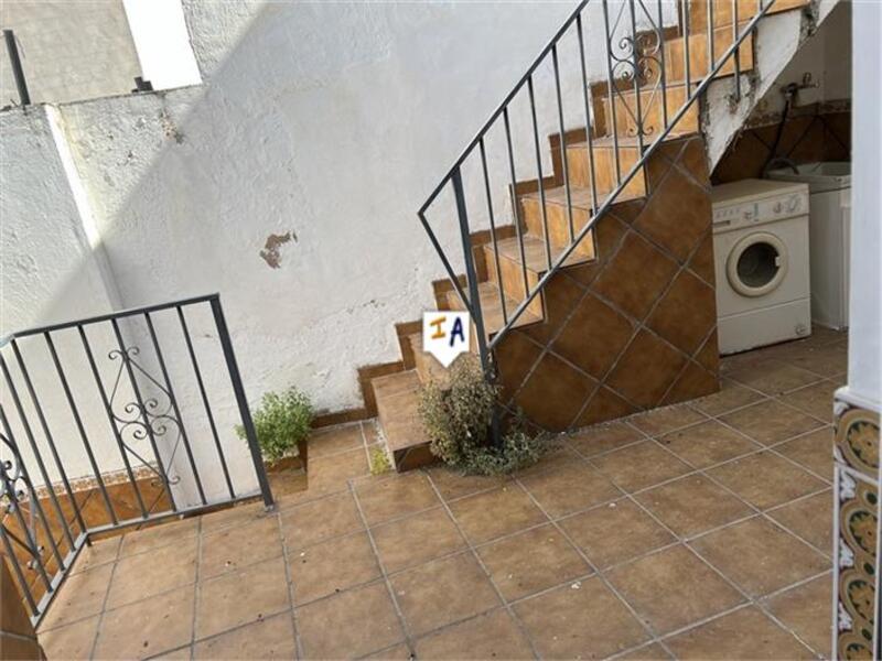 7 bedroom Townhouse for sale