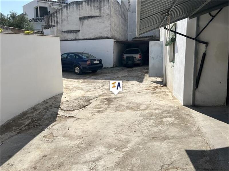 7 bedroom Townhouse for sale