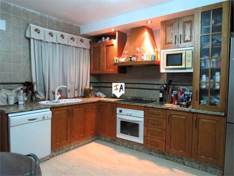 3 спальная комната городская тюрьма продается