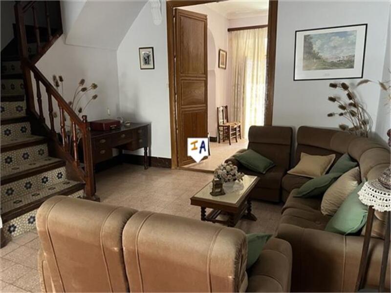 5 bedroom Townhouse for sale
