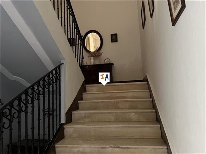 5 bedroom Townhouse for sale