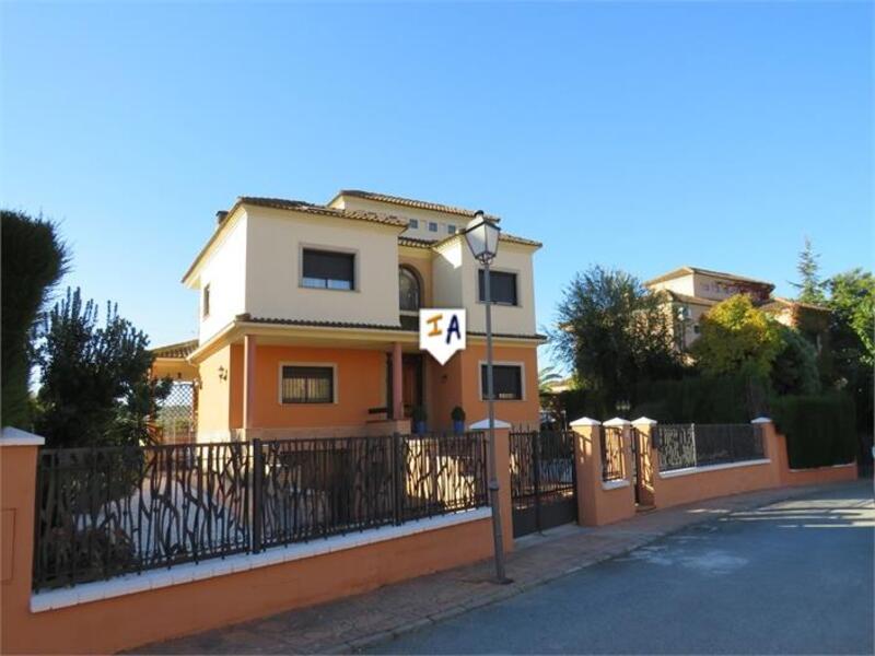 Villa for sale in Baeza, Jaén