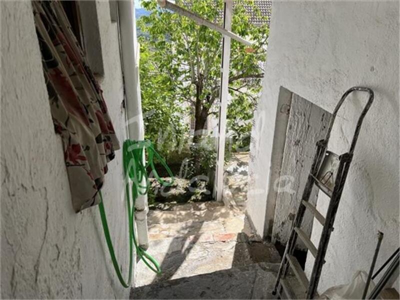 5 bedroom Townhouse for sale